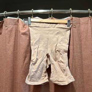 SKIMS shape-wear never been worn. Short Mid Thigh w/ open gusset. 2XL-3XL